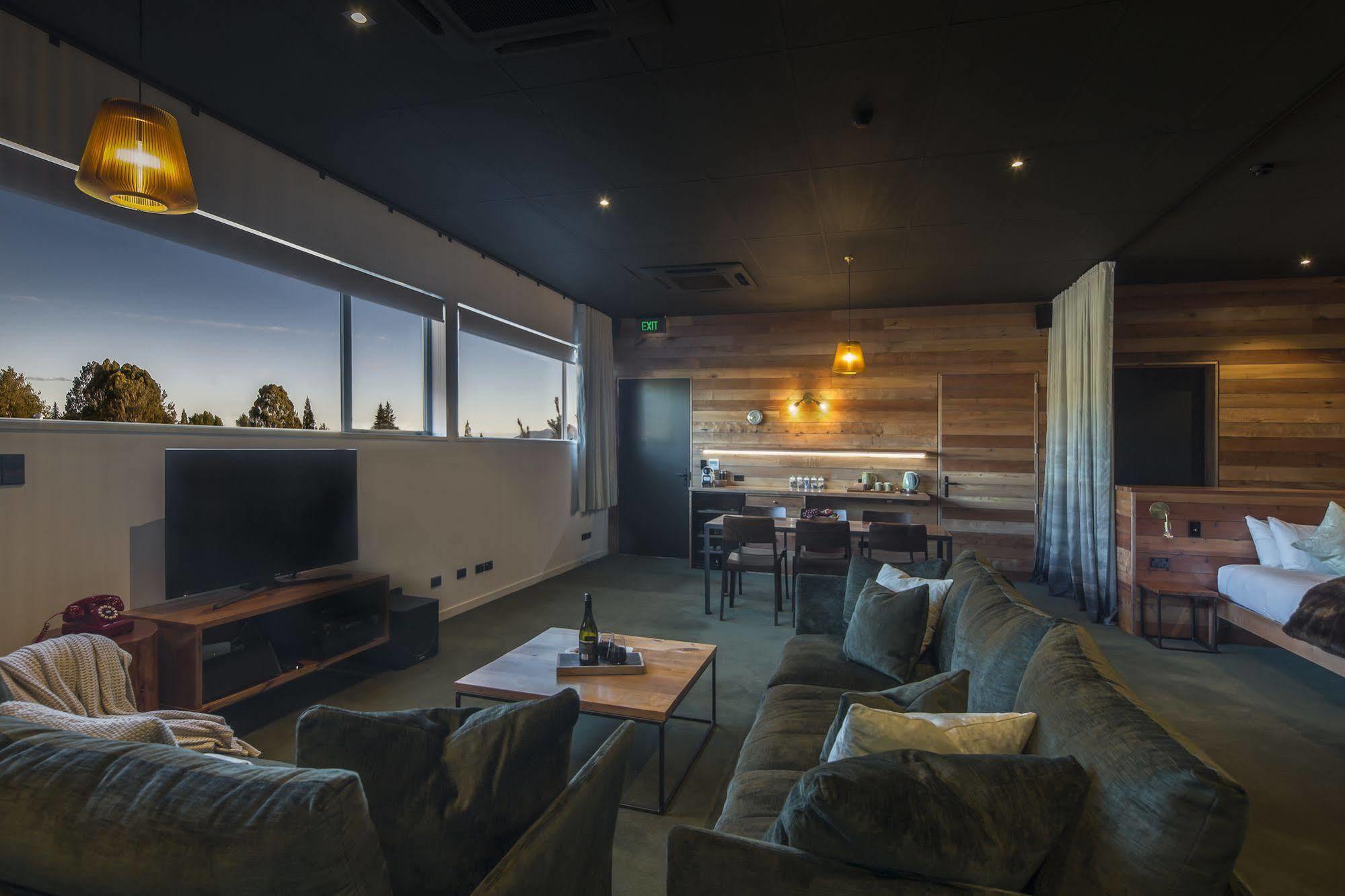 The Cinema Suites Te Anau Exterior foto